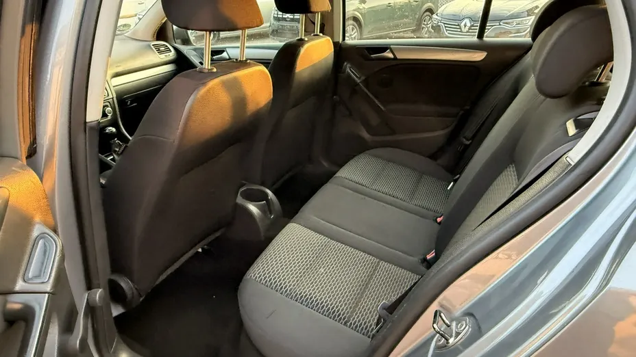VOLKSWAGEN Golf -