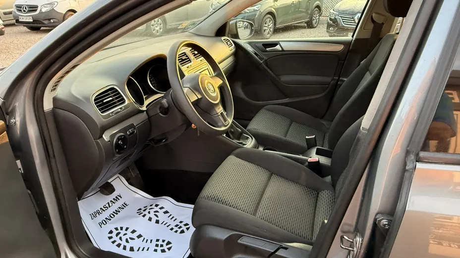 VOLKSWAGEN Golf -