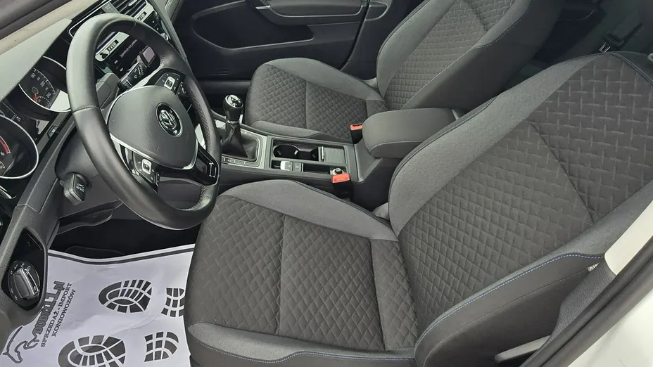 VOLKSWAGEN Golf -