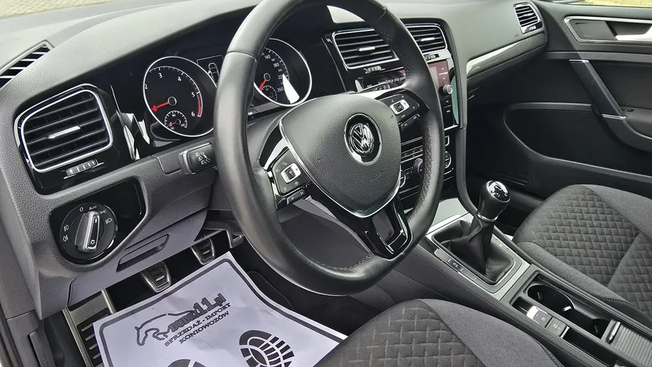 VOLKSWAGEN Golf -