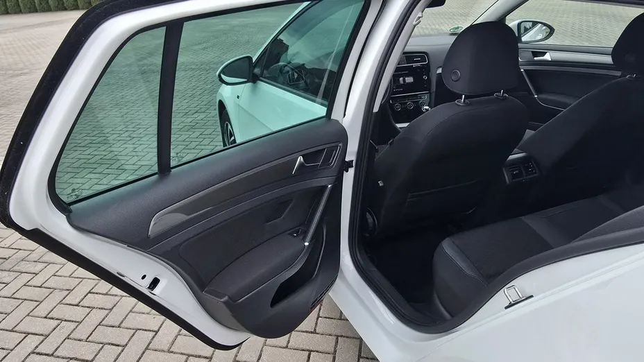 VOLKSWAGEN Golf -
