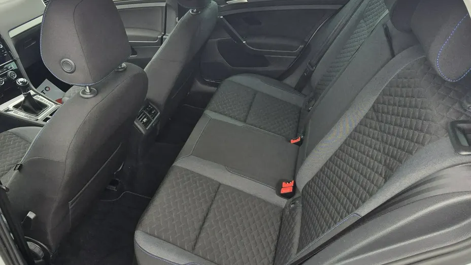 VOLKSWAGEN Golf -