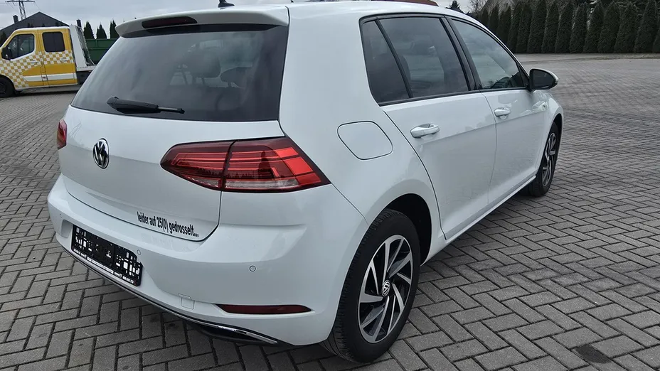 VOLKSWAGEN Golf -
