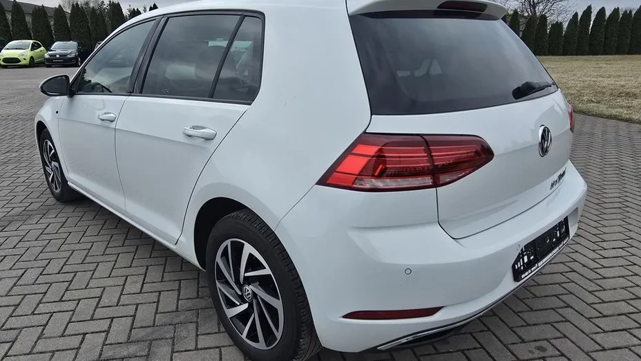 VOLKSWAGEN Golf -