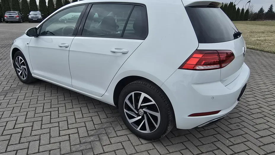 VOLKSWAGEN Golf -