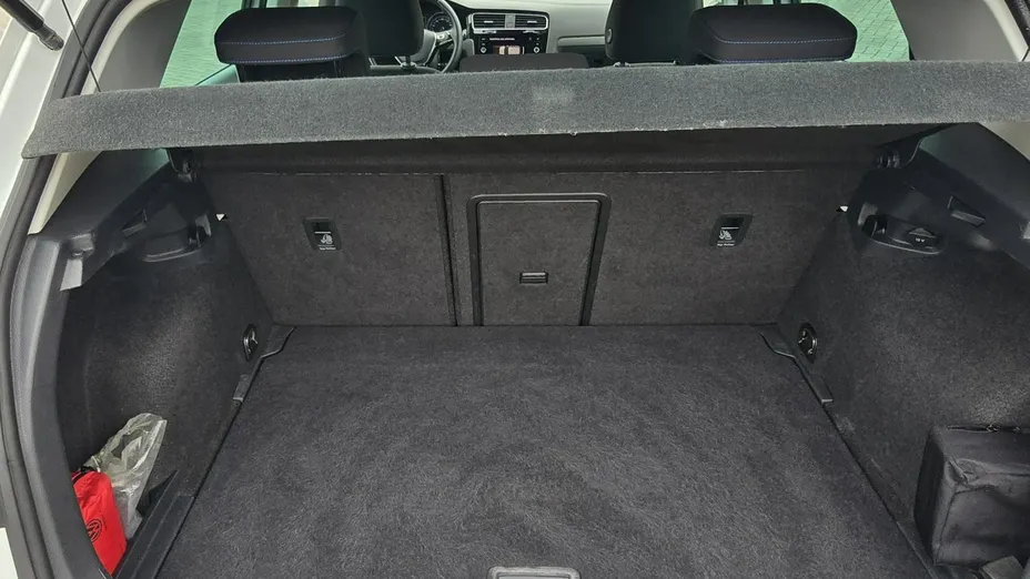 VOLKSWAGEN Golf -