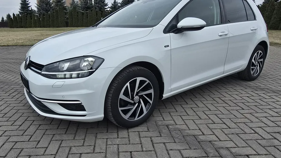 VOLKSWAGEN Golf -