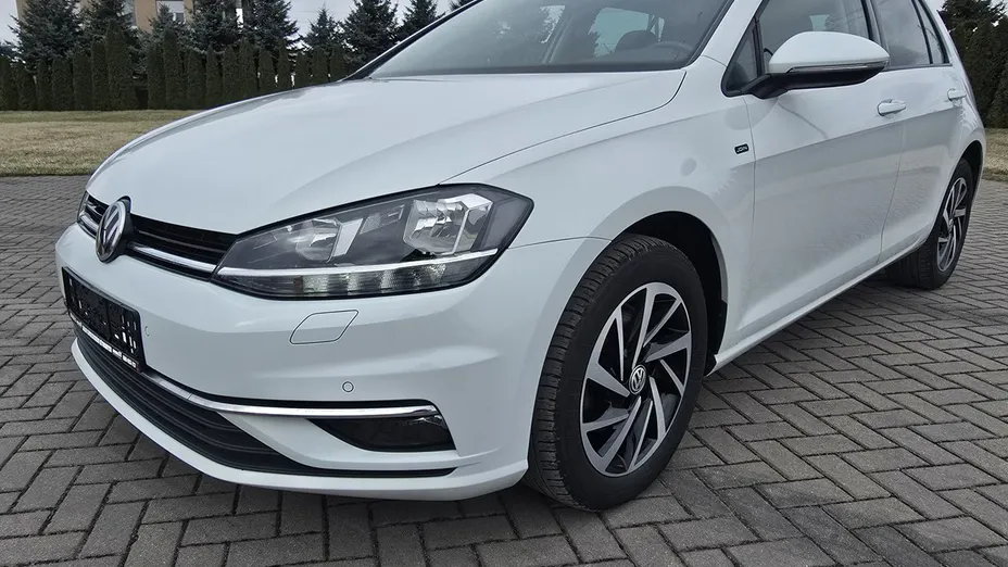 VOLKSWAGEN Golf -