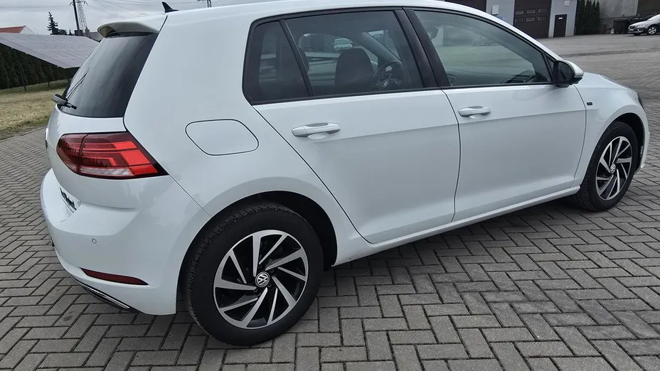 VOLKSWAGEN Golf -