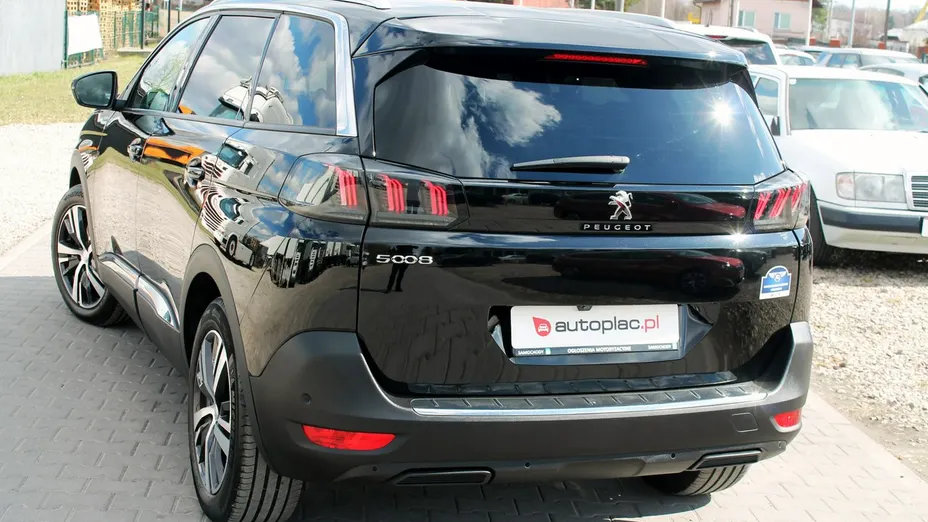 PEUGEOT 5008 -