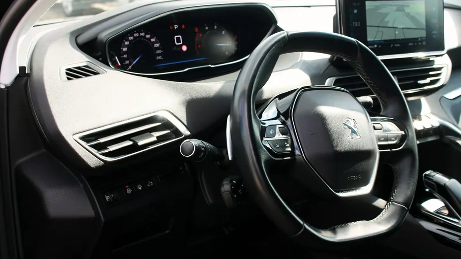 PEUGEOT 5008 -