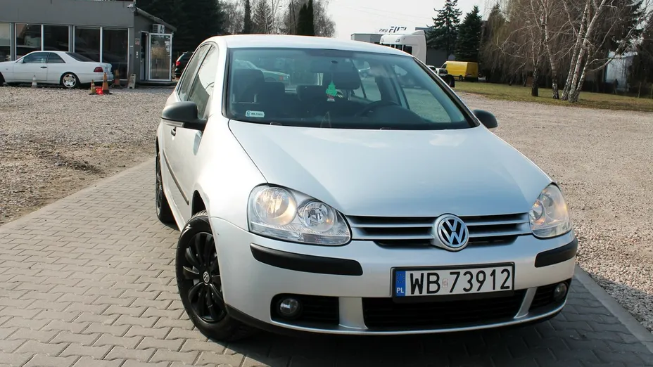 VOLKSWAGEN Golf -