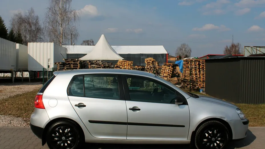 VOLKSWAGEN Golf -