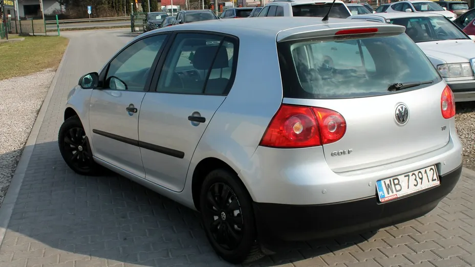 VOLKSWAGEN Golf -