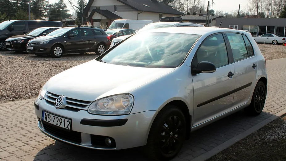 VOLKSWAGEN Golf -