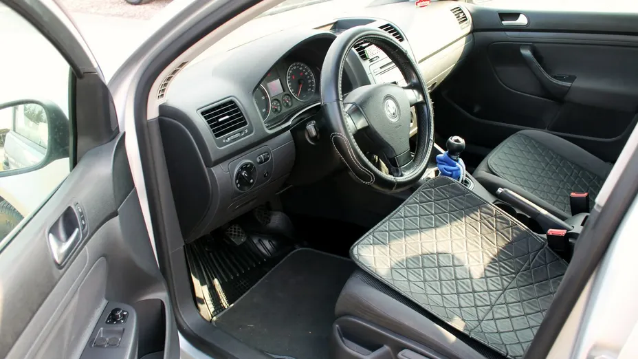 VOLKSWAGEN Golf -