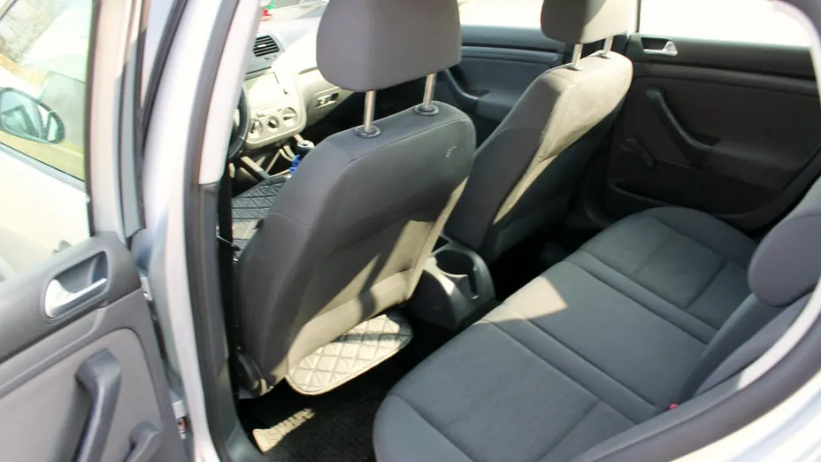 VOLKSWAGEN Golf -