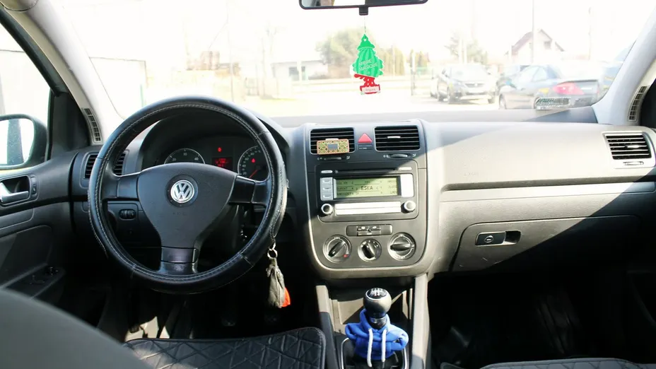 VOLKSWAGEN Golf -