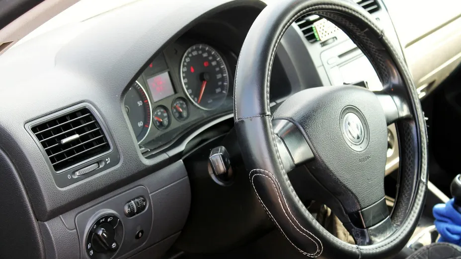 VOLKSWAGEN Golf -
