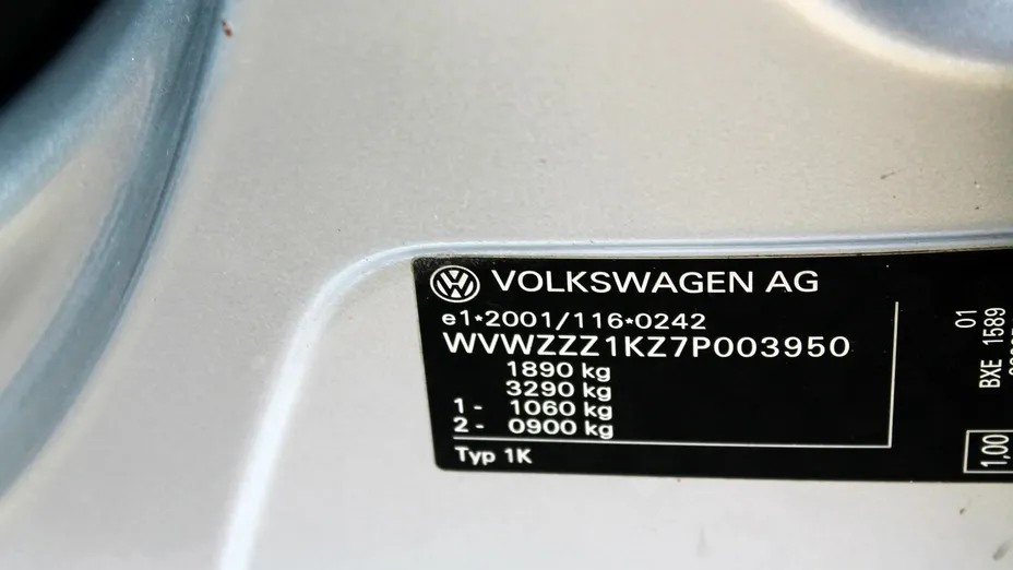 VOLKSWAGEN Golf -