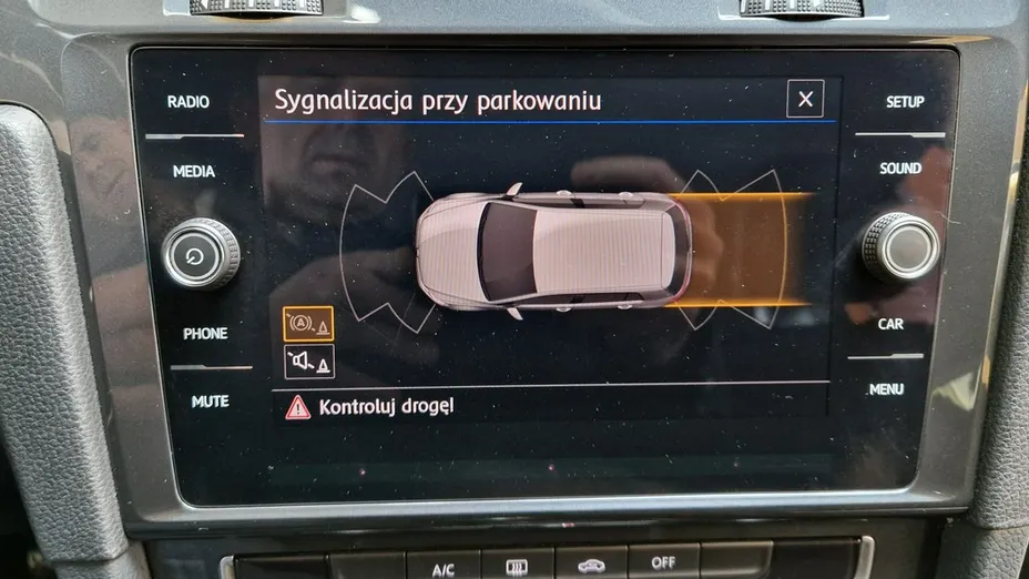 VOLKSWAGEN Golf -