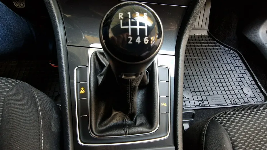 VOLKSWAGEN Golf -
