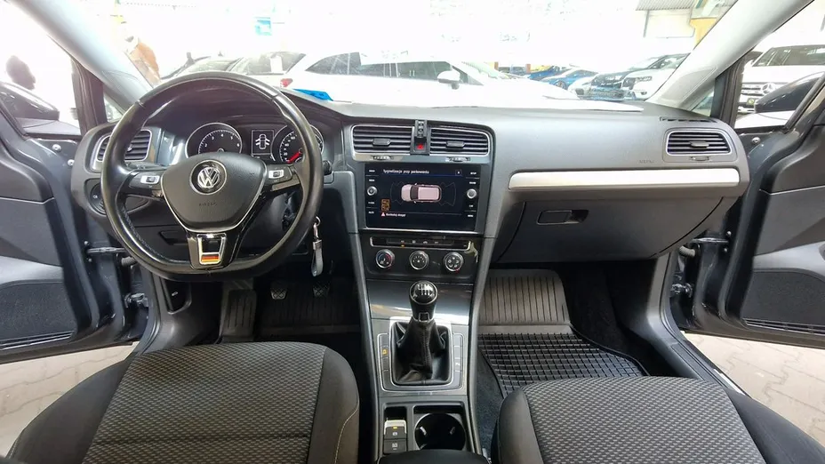 VOLKSWAGEN Golf -