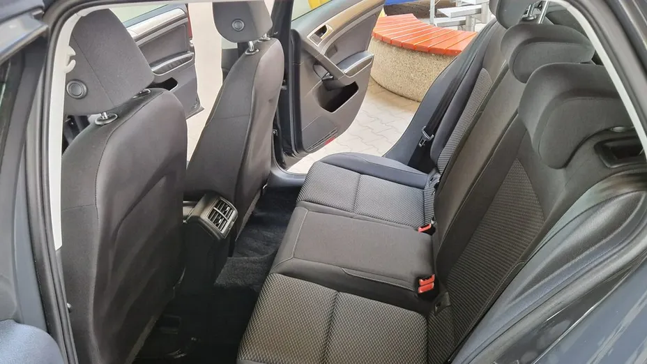 VOLKSWAGEN Golf -