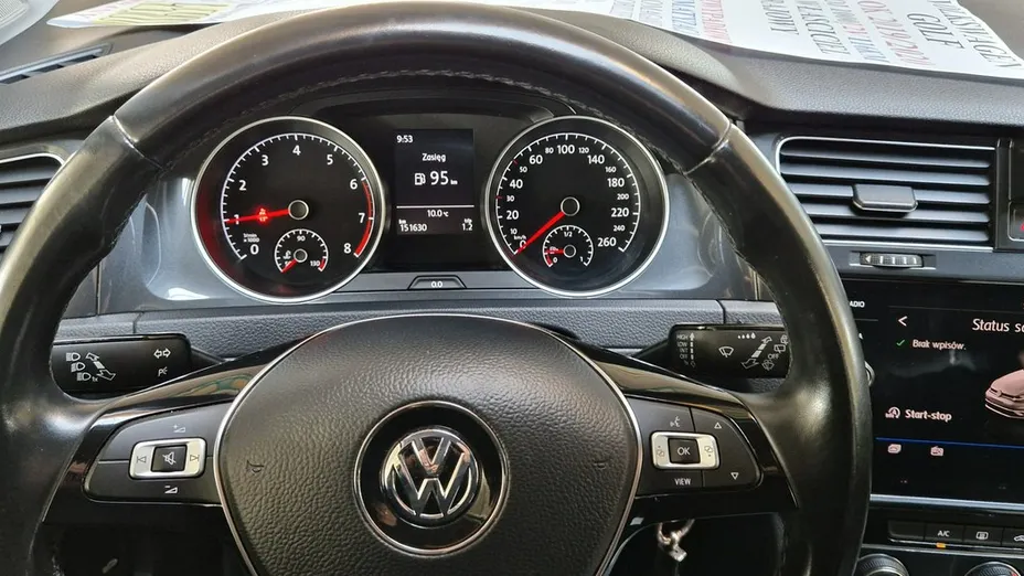 VOLKSWAGEN Golf -