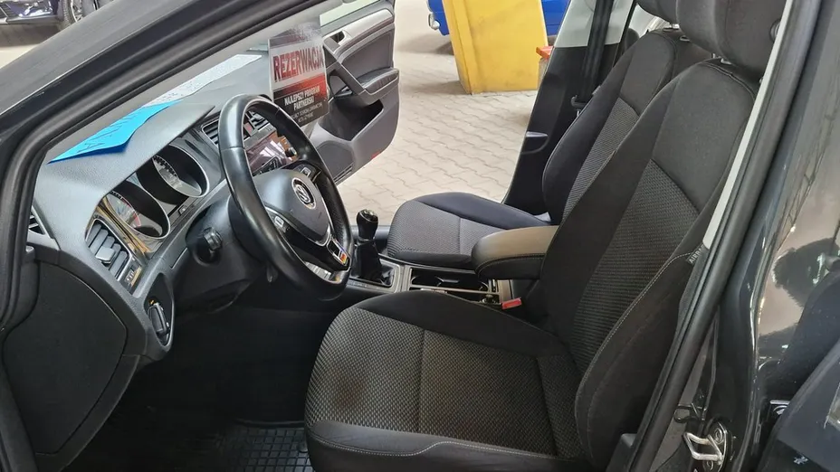 VOLKSWAGEN Golf -