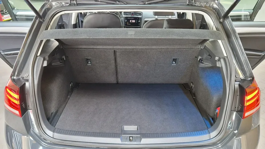 VOLKSWAGEN Golf -