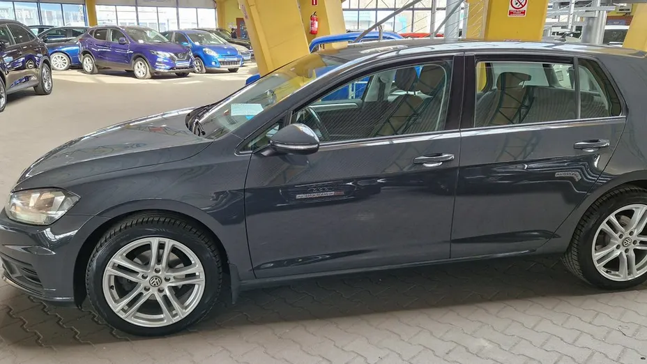 VOLKSWAGEN Golf -
