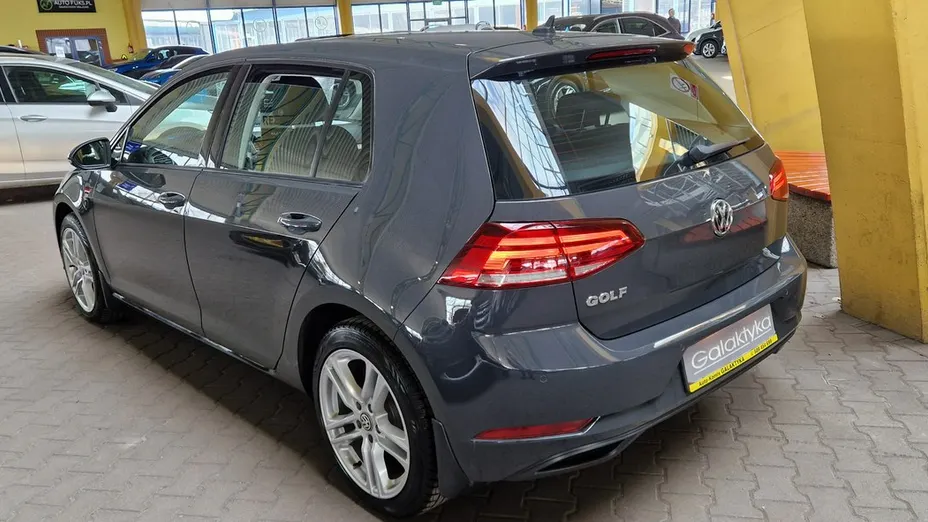 VOLKSWAGEN Golf -