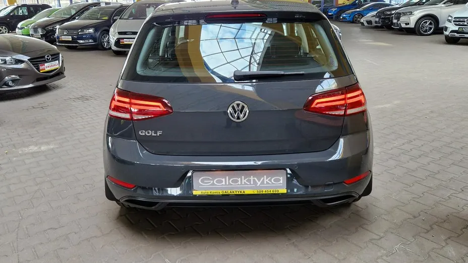 VOLKSWAGEN Golf -