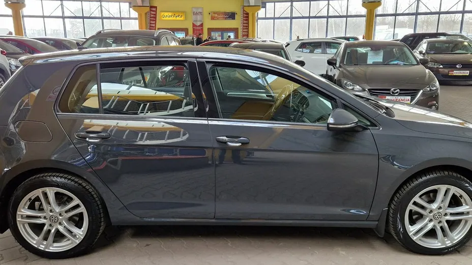VOLKSWAGEN Golf -