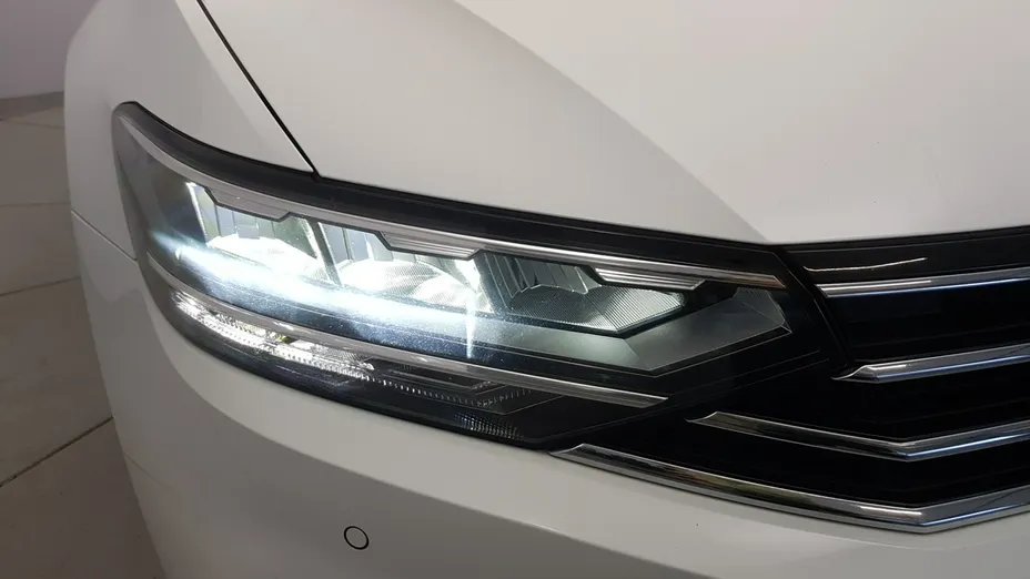 VOLKSWAGEN Passat -
