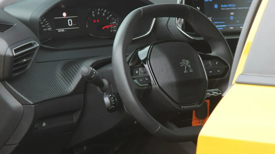 PEUGEOT 208 -