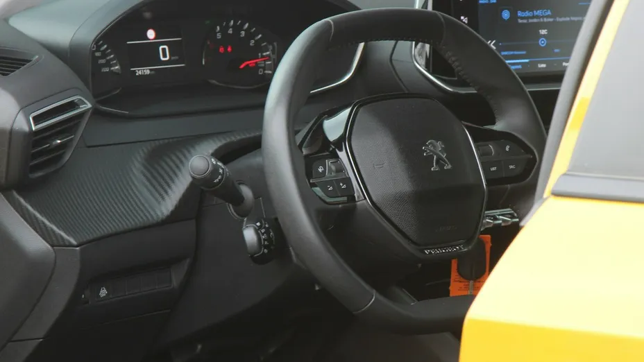 PEUGEOT 208 -