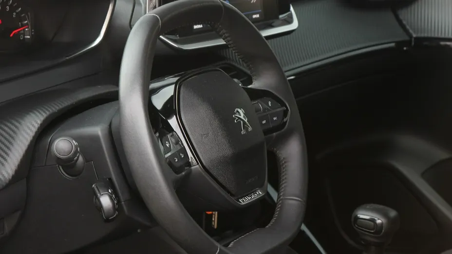 PEUGEOT 208 -