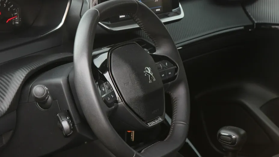 PEUGEOT 208 -