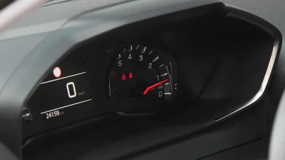 PEUGEOT 208 -