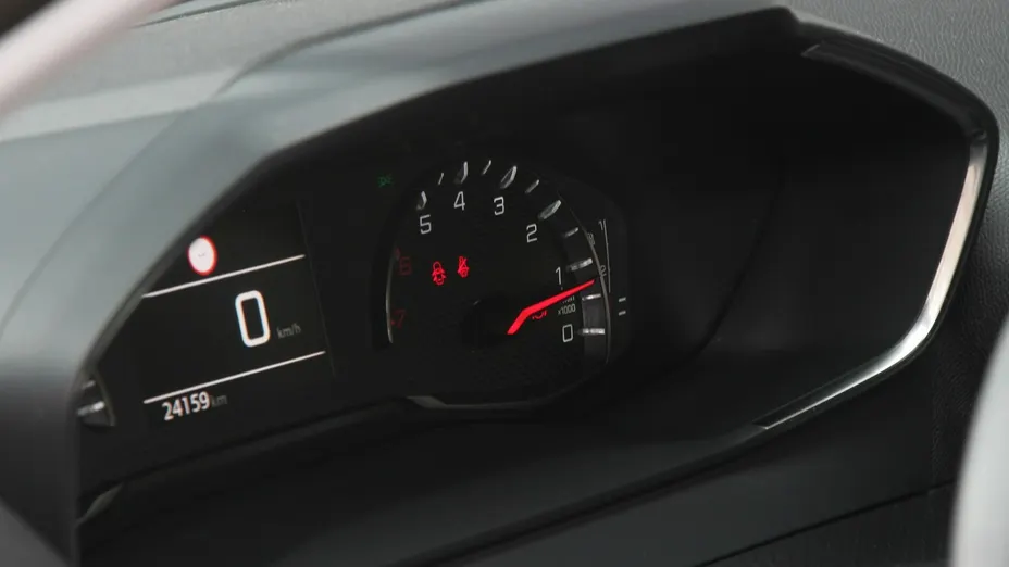 PEUGEOT 208 -