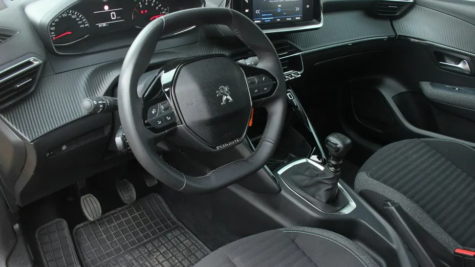 PEUGEOT 208 -