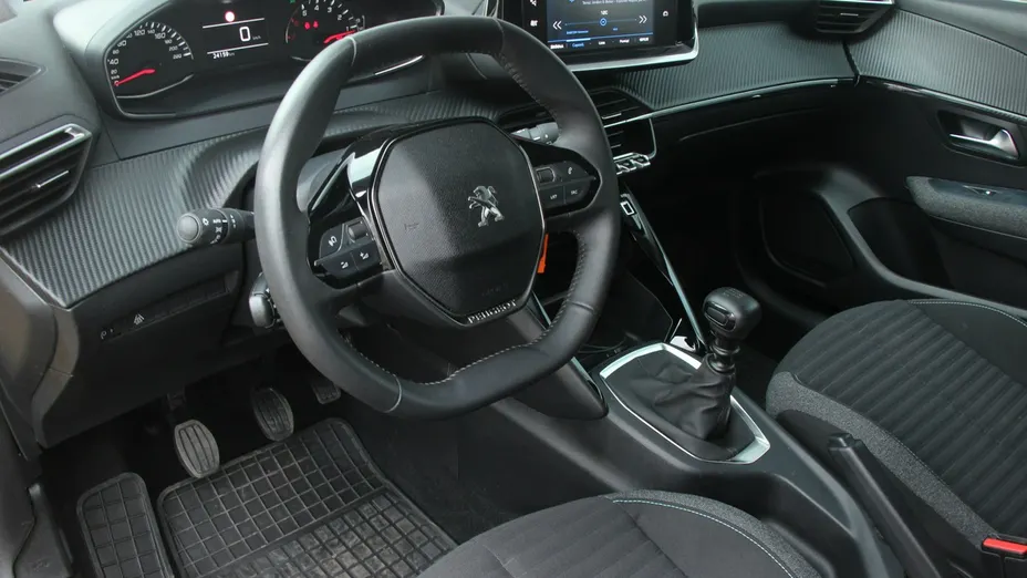 PEUGEOT 208 -