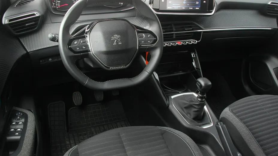 PEUGEOT 208 -