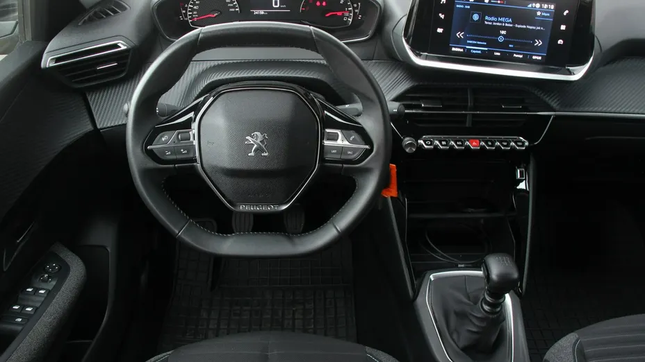 PEUGEOT 208 -