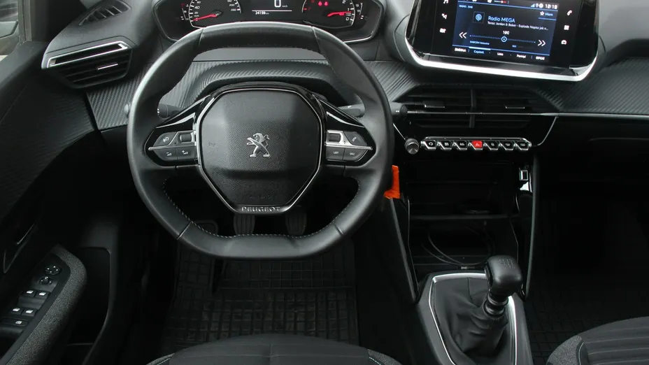 PEUGEOT 208 -