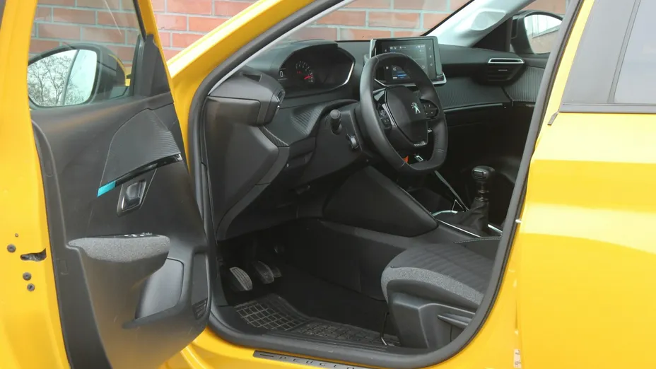 PEUGEOT 208 -