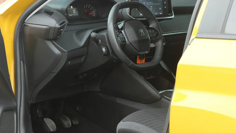 PEUGEOT 208 -