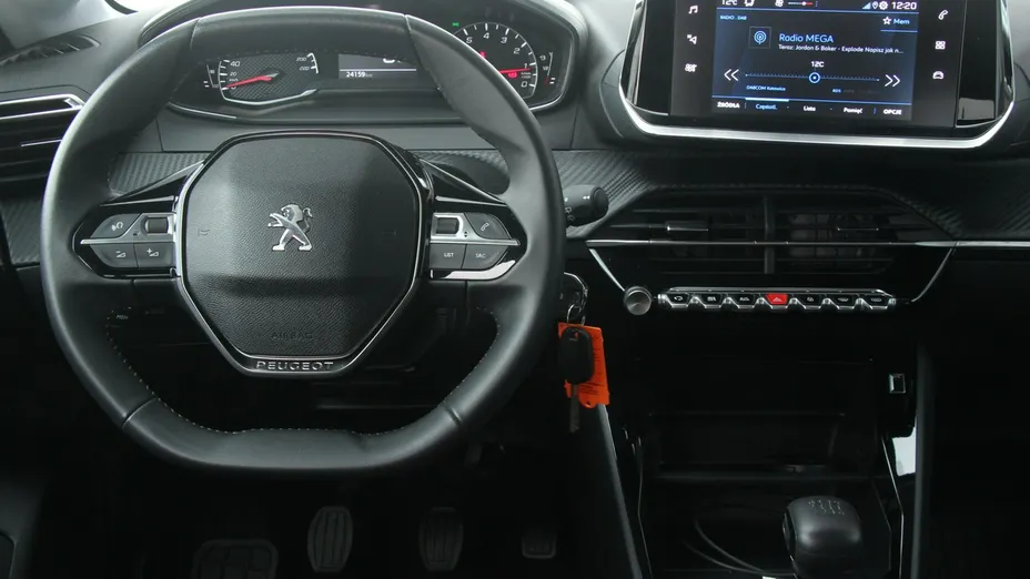 PEUGEOT 208 -